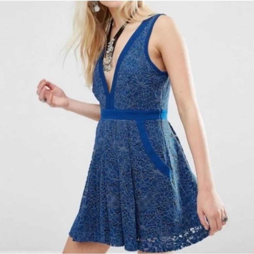 Free People Blue Floral Lace Peek-a-Boo Back V-Neck Dress Size S